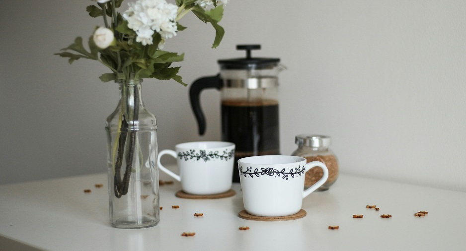 cafetiere with mugs on a table